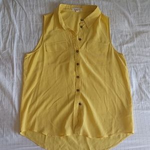 Two by Vince Camuto sleeveless button down silk